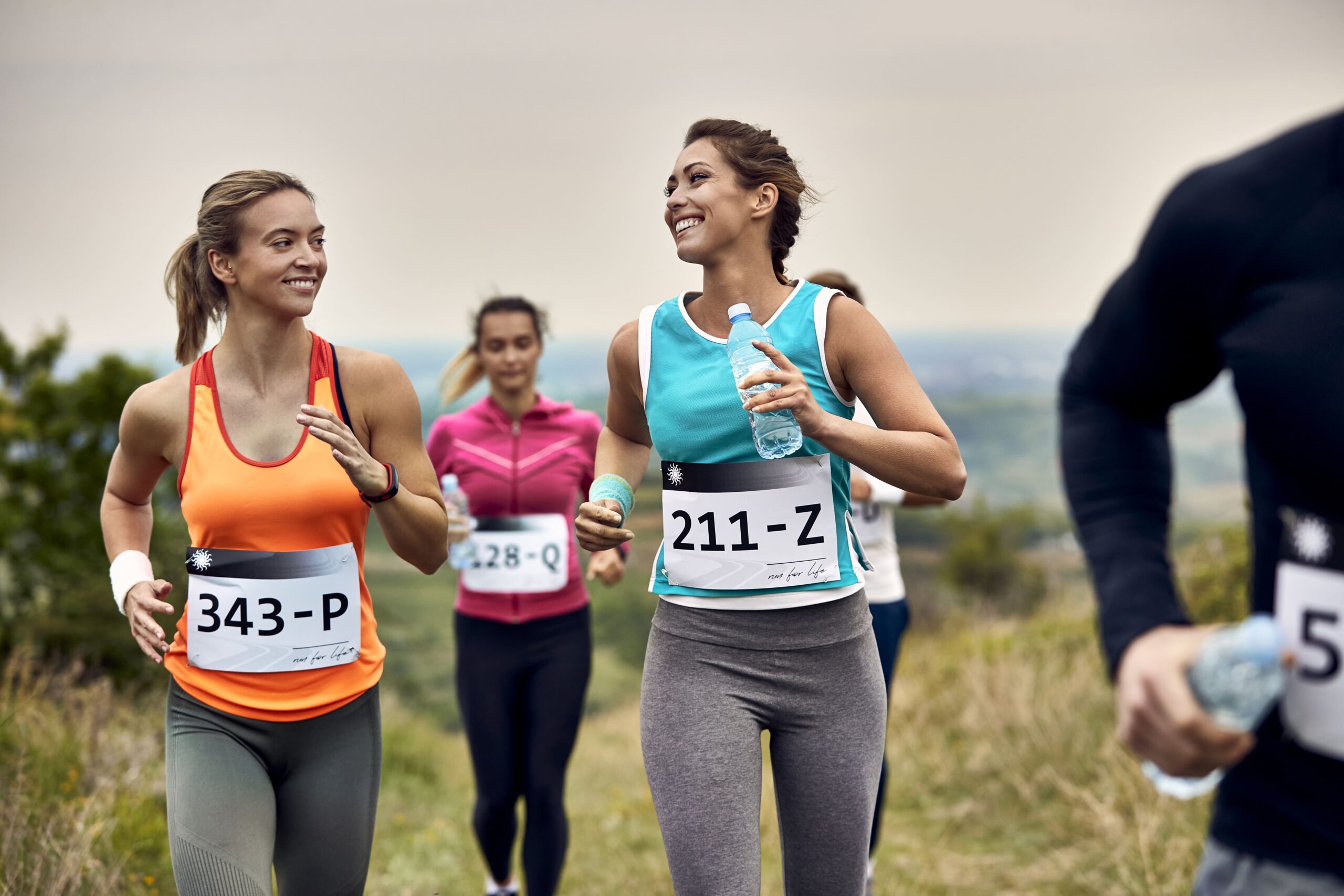 Grupo de mulheres correndo em uma maratona ao ar livre, representando corridas em São José dos Pinhais.