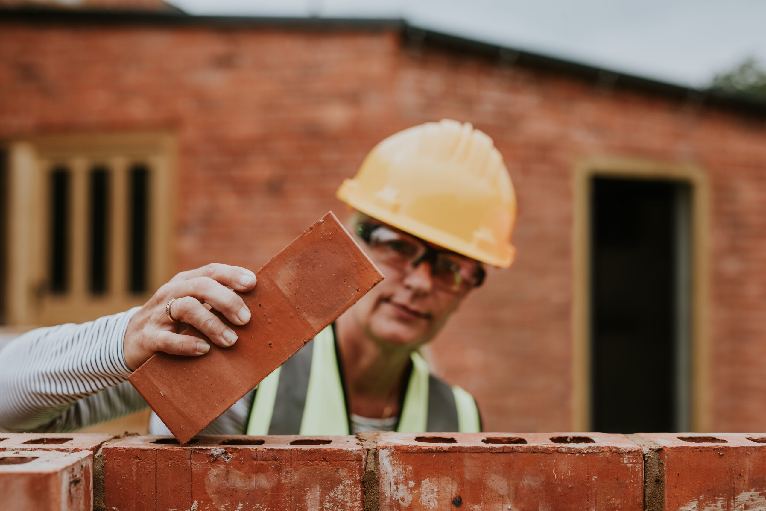 Construção de casas sendo realizada.