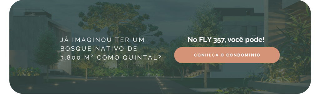 Banner com imagem da rua bem arborizada do Fly 357, condomínio residencial no Batel com a estrutura completa para a sua smart house. No banner está escrito: Já imaginou ter um bosque nativo com 3.800 m² como quintal? No Fly 357 você pode!